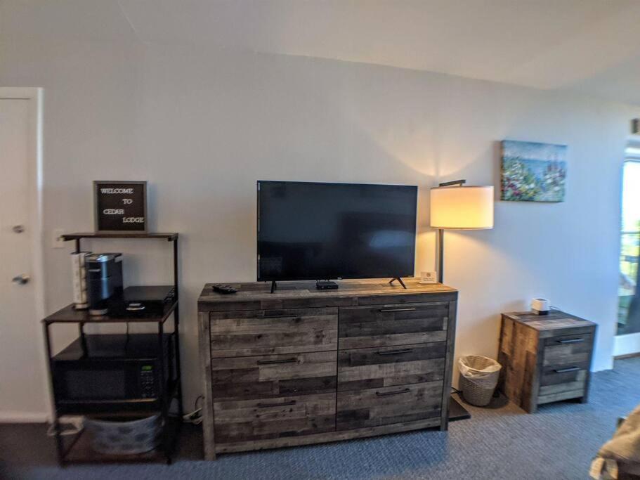 Cute Cedar Lodge Studio With Balcony & Lake Views! Laconia Exteriör bild