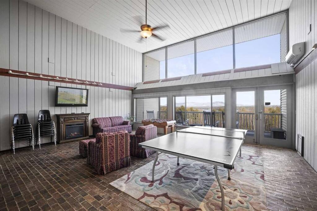 Cute Cedar Lodge Studio With Balcony & Lake Views! Laconia Exteriör bild