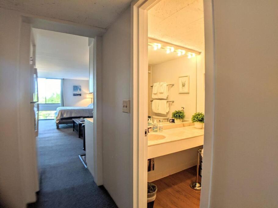 Cute Cedar Lodge Studio With Balcony & Lake Views! Laconia Exteriör bild