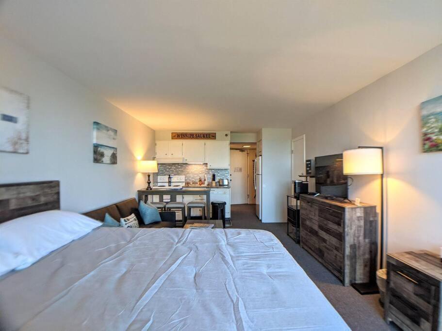 Cute Cedar Lodge Studio With Balcony & Lake Views! Laconia Exteriör bild